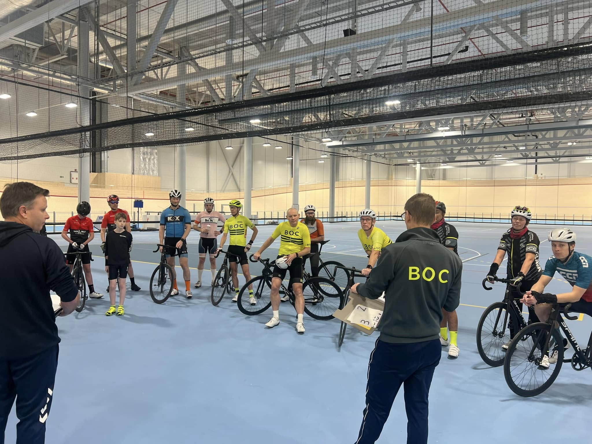 BOC-ryttere med banesykler samlet til instruksjon inne i Velodromen
